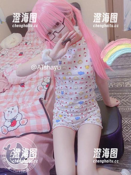 AT鲨的全套图片，沉浸在俏佳人之外的氛围中。