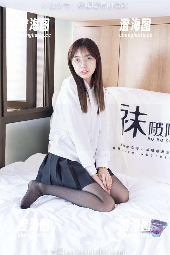 BoBoSocks袜啵啵 - 小沫在红色匡威板鞋里用力踩过阑珊，图片分享中尽显“背影杀手”的细节。