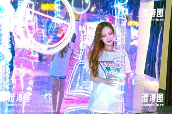 Feilin嗲囡囡 - 西门小玉更新了，最新泳池美图，水波在耳边轻声喧哗。