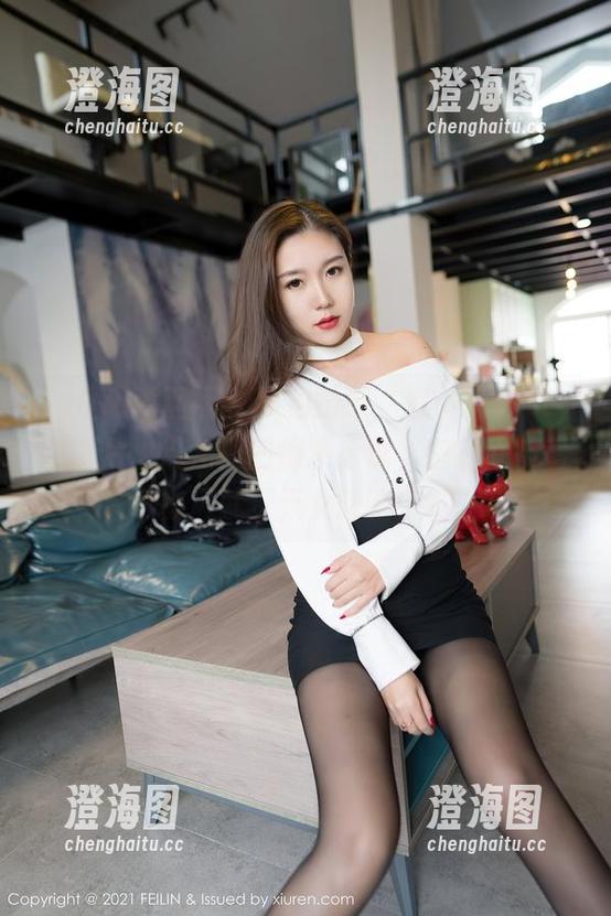 Feilin嗲囡囡 - 私拍婚纱，赵小米Kitty在图片里这角度凹得没话说，但要是披着个披风就更天女降临了吧。