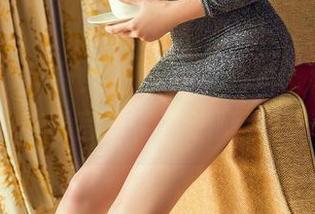 TouTiao头条女神 – 在家一角,娜露的写真私拍:放着音乐,就想随手摆个姿势。