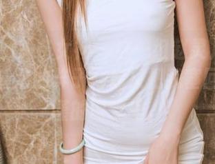 TouTiao头条女神 – 这一组赵灵儿的校服作品，高清的样子好像又把我塞回那个严谨的课堂里。