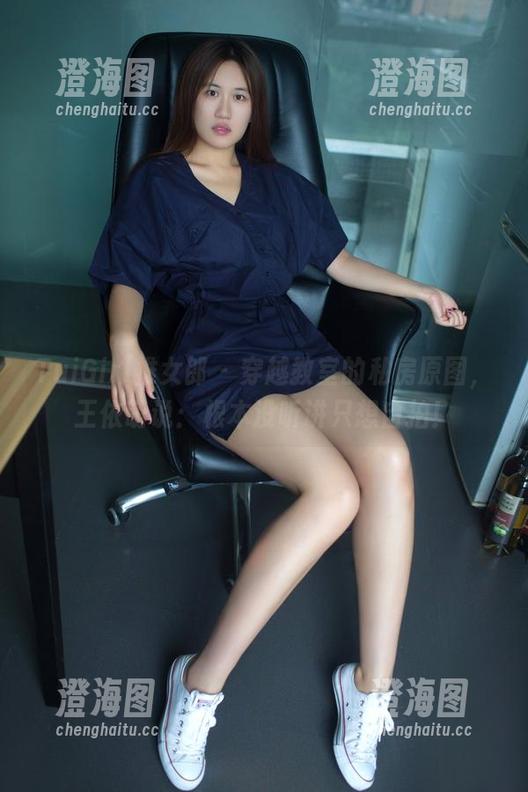TuiGirl推女郎-王依萌 TuiGirl推女郎 - 穿越教室的私房原图,王依萌说:根本没听讲只想自拍!
