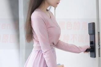 Xiuren秀人网 – 找个黑色的角落，岁小岁的原图，精选似乎有种不说的魔力。