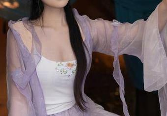 Xiuren秀人网 – 蛋蛋宝最新推出体操服套图，虽然她专心练习，但我真心觉得我可能更适合旁边吃薯片。