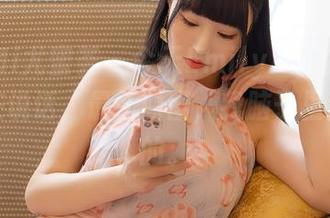 YouMi尤蜜荟 – 今天Emily尹菲的校服好像在说话，最新原图，我脑子里乱糟糟的。