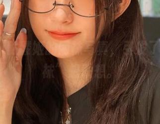 roroki骷髅姬的网袜写真，引发了我的“袜”想联想。