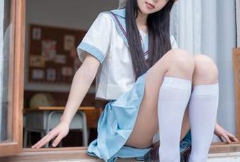 rua阮阮的红校服美图；课间阳光照得太过分