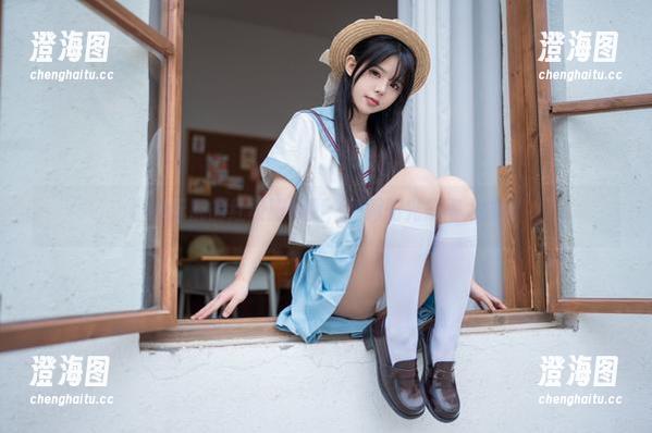 rua阮阮的红校服美图；课间阳光照得太过分