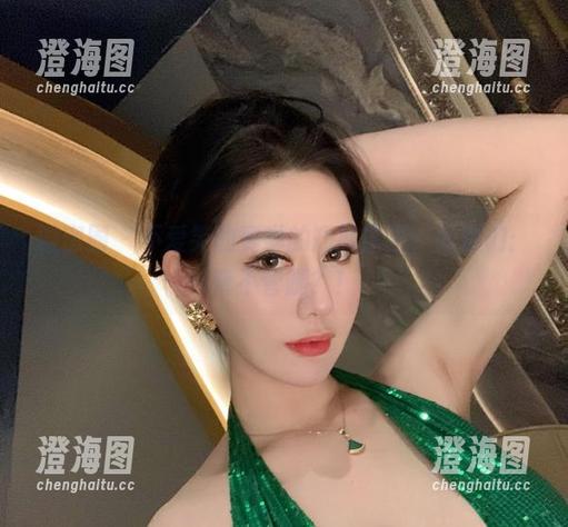 不爱笑的赛琳 微密圈 - 不爱笑的赛琳的短裤原图,问你们:管不管腿?!