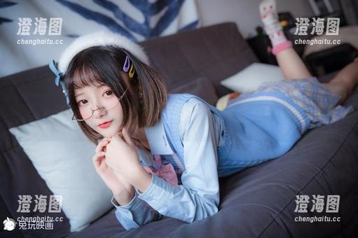 兔玩映画 是JK在喝牛奶,还是牛奶在召唤JK?兔玩映画的写真趣味无穷。