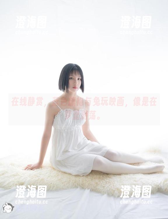 在线静赏，蓝色旗袍与兔玩映画，像是在梦里游荡。