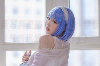 看，最新写真里的刺青Poi，穿着制服却气质远超诺贝尔得主！