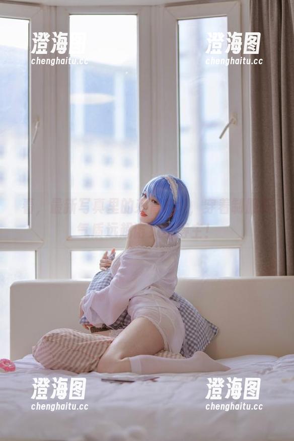 刺青Poi 看,最新写真里的刺青Poi,穿着制服却气质远超诺贝尔得主!
