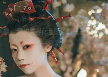 作品和下载，奈汐酱Nice变成蜘蛛精，这画风完全不一样啊。