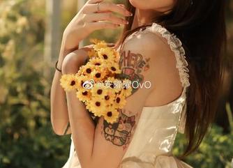 安曜曜的写真，好像禁地修女不小心翻了个白眼，哈哈，真有趣。