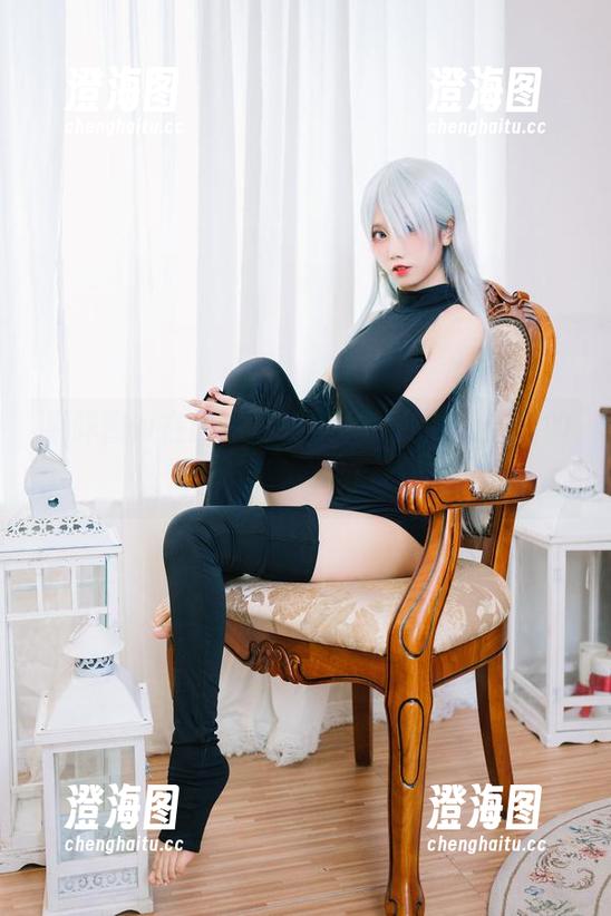 果咩酱w在原图中轻易驾驭的制服，别的不说，真好看