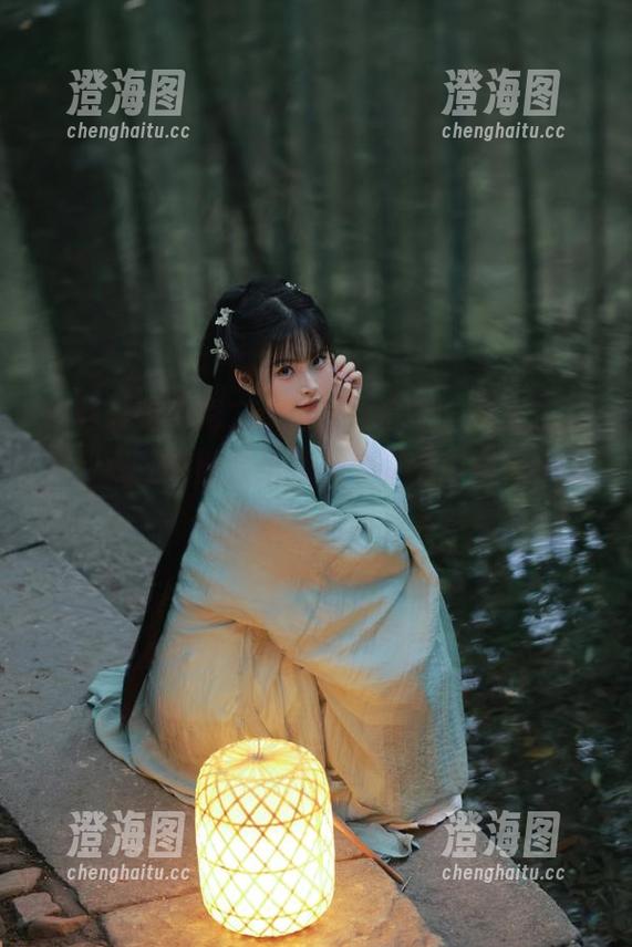 白莉爱吃巧克力新出汉服套图，如果古人见到我，可能会给我几个“穿越者你不要再来了”的眼神。
