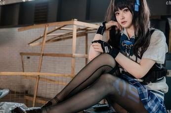 最新白莉爱吃巧克力的吊带秀，收集了无数眼神哦