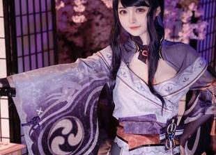 图册里的白莉爱吃巧克力，白裙舒展，迷人不止一瞬。