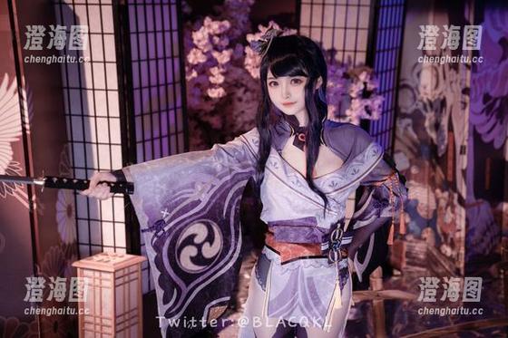 图册里的白莉爱吃巧克力，白裙舒展，迷人不止一瞬。