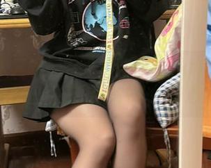 当神沢永莉的最新图片让你对ckt前开卫衣和黑丝牛仔裤都有了好奇心！