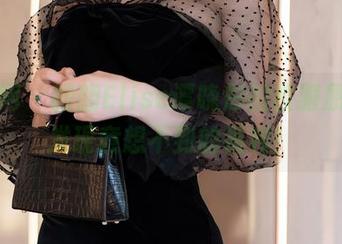 秀人网 – 翻翻Elise谭晓彤的校服原图，发现意想不到的福利！