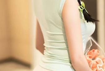 秀人网 – 被会飞的小虎牙的丝袜写真秀翻了，高清得让我想参加她的仅此一次见面会！