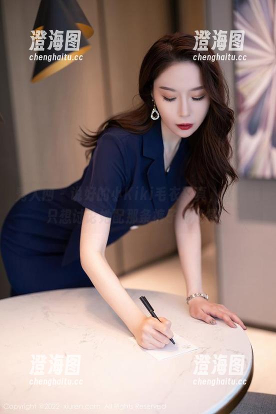 秀人网-小Kiki 秀人网 - 说好的小Kiki毛衣写真,结果我只想讨论她配那条裤子的选择…