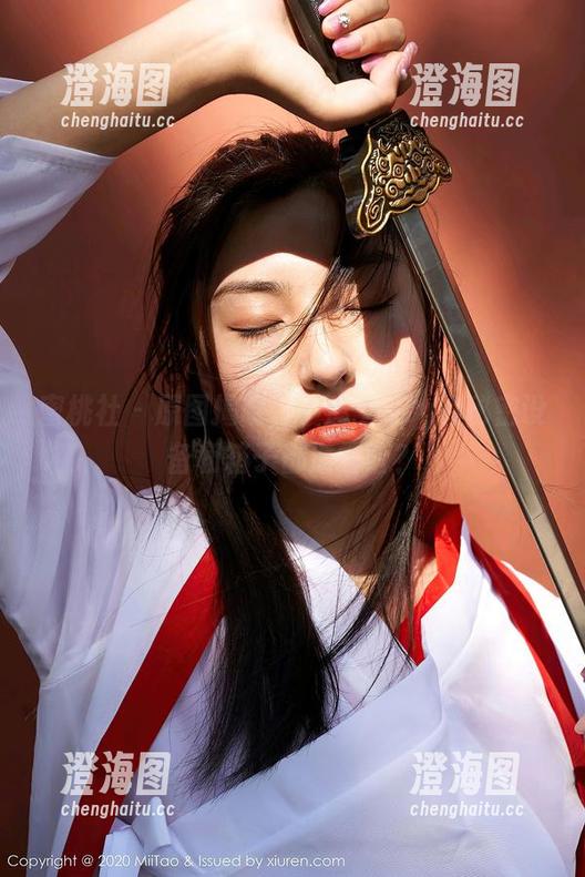 蜜桃社 - 原图揭晓，小魔女lily的秘密设备和箱子都透露啥？