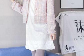 袜啵啵 – 小沫的体操服作品：看得我想学体操，但我最擅长的就是在沙发上体操。