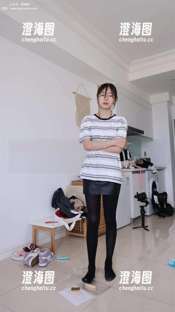 袜啵啵-小甜豆 袜啵啵 - 小甜豆的招行制服写真:钱虽重要,但好看更重要呀!
