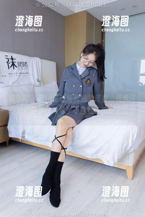 袜啵啵 - 原图里瑶瑶和她的皮衣，仿佛这段时间的流行符号，不自觉也想跟上趋势。