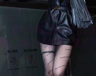 语画界 – 看绯月樱_Cherry在白衬衫里悠然自得，定制效果加持，果然不一样！