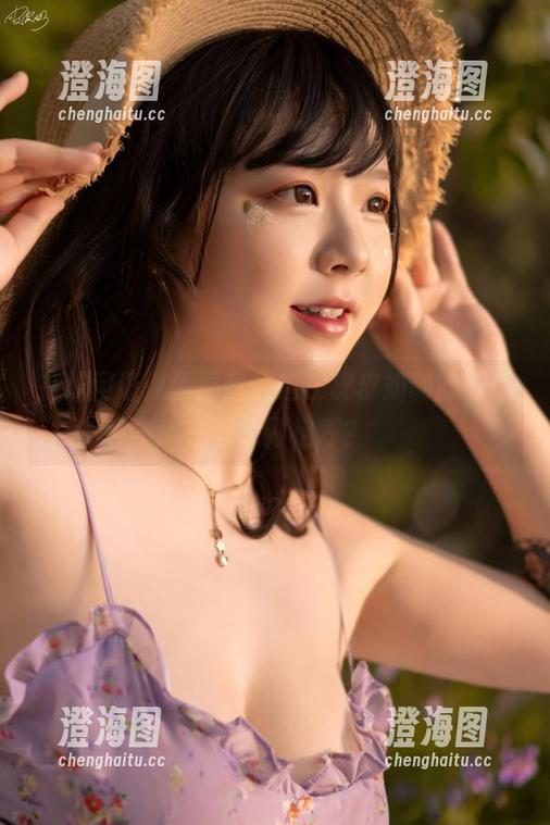 在线闲逛，原图里的超皮皮皮奶制服好像在跟我打招呼？