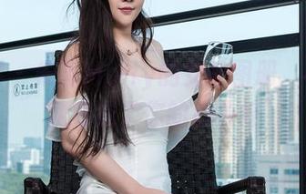 青豆客 – 朱赢Molly的女神图册，不小心就变成了你的心头好