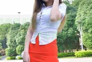 分享一波魔镜街拍：绿色包臀裙的丝袜美人儿，哎呀真好看。