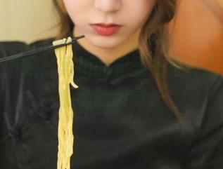 烟火气十足，黑川的无圣光写真总给我种温柔的错觉。